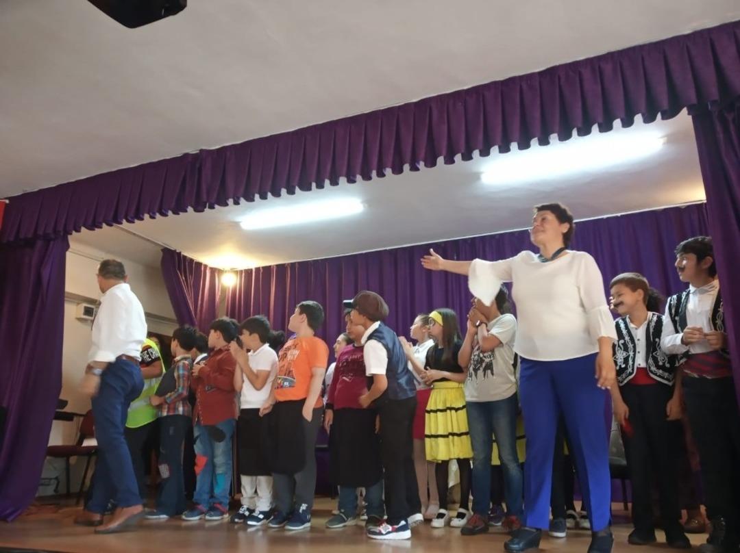 Minik &ouml;ğrenciler &lsquo;Pırlanta Bal&rsquo; oyununu sahneledi