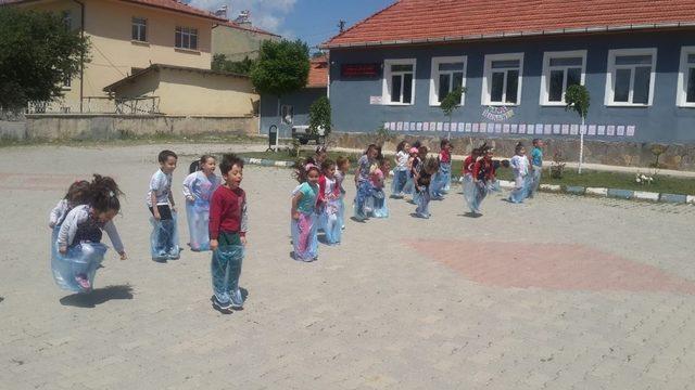 Anaokulu öğrencileri dışarıda oyun etkinliğinde