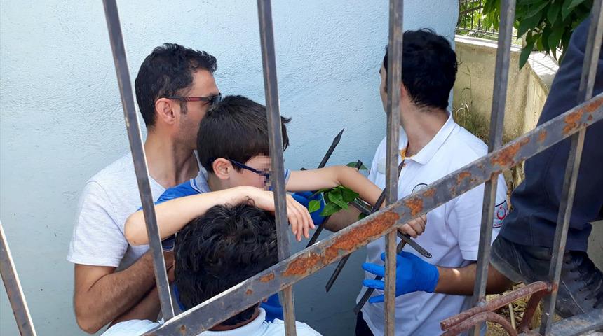 Muğla'da çocuğun koluna demir korkuluk saplandı