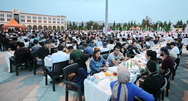 Gaziantep protokolü akademisyen ve öğrencilerle iftarda buluştu