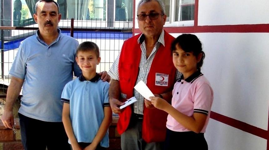 Har&ccedil;lıklarının biriktirip Kızılay&rsquo;a bağışladılar