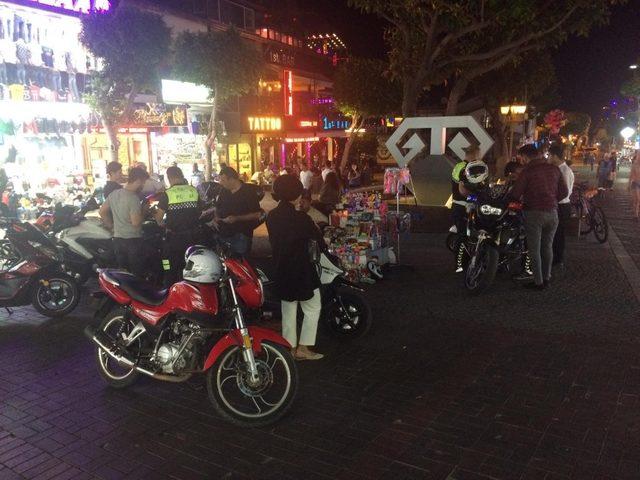 Alanya’da polis, yayaları tehlikeye atan motosikletlilere ceza kesti