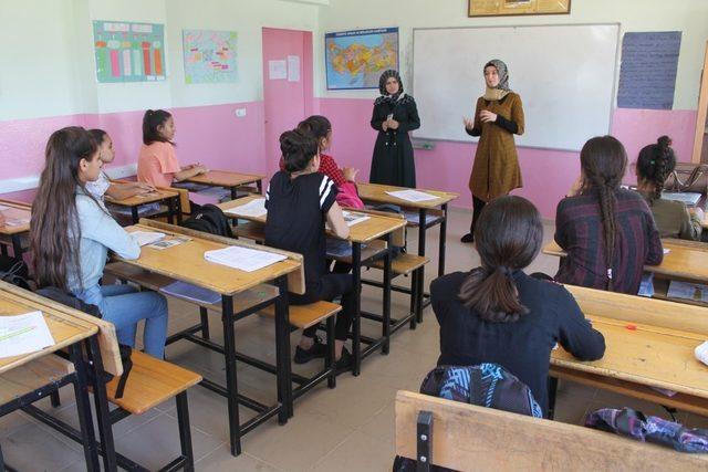 Silopi’de lise öğrencileri köyleri gezerek okullarının tanıtımını yapıyor