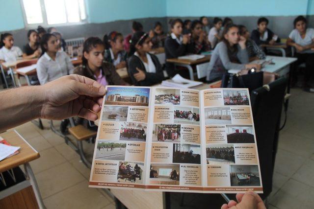 Silopi’de lise öğrencileri köyleri gezerek okullarının tanıtımını yapıyor