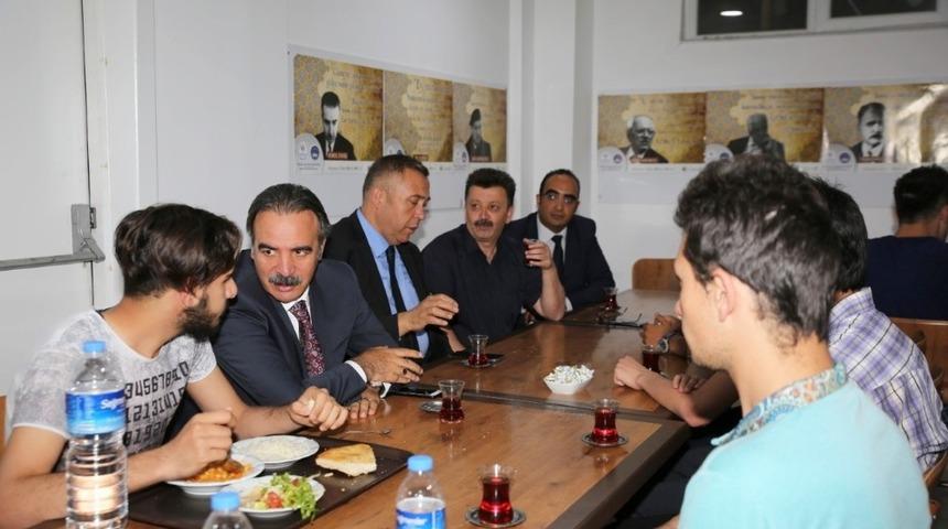 Rekt&ouml;r Bağlı &ouml;ğrenci yurdunda iftar yaptı