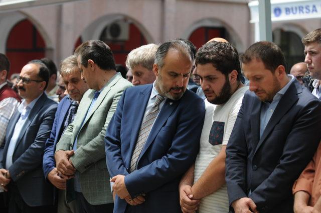 AK Parti'li yöneticinin kalp krizinden ölen oğlu, toprağa verildi