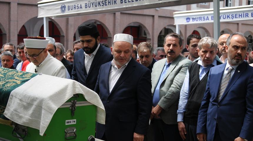 AK Parti'li y&ouml;neticinin kalp krizinden &ouml;len oğlu, toprağa verildi