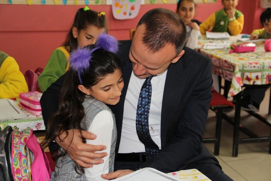 Ağrı Milli Eğitim M&uuml;d&uuml;r&uuml; Tekin okulları ziyaret etti