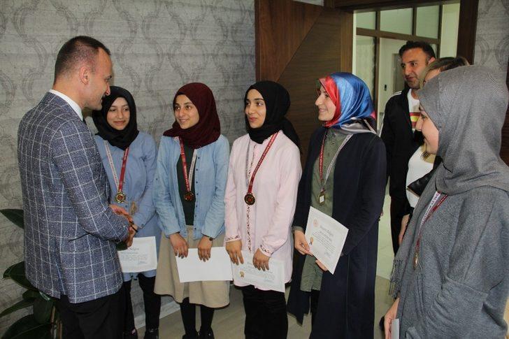 Ağrılı Satranç Şampiyonları Milli Eğitim Müdürü Tekin’i ziyaret etti G1