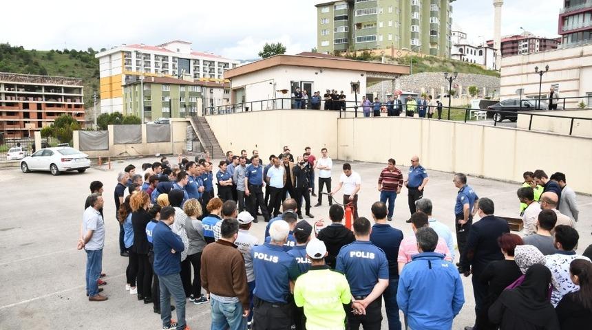 Emniyet M&uuml;d&uuml;rl&uuml;ğ&uuml;nde deprem ve yangın tatbikatı