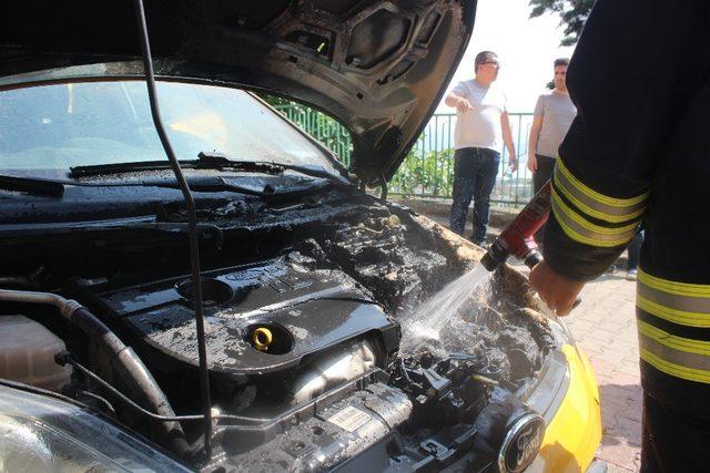 Seyir halindeyken motor kısmı tutuşan taksi paniğe neden oldu