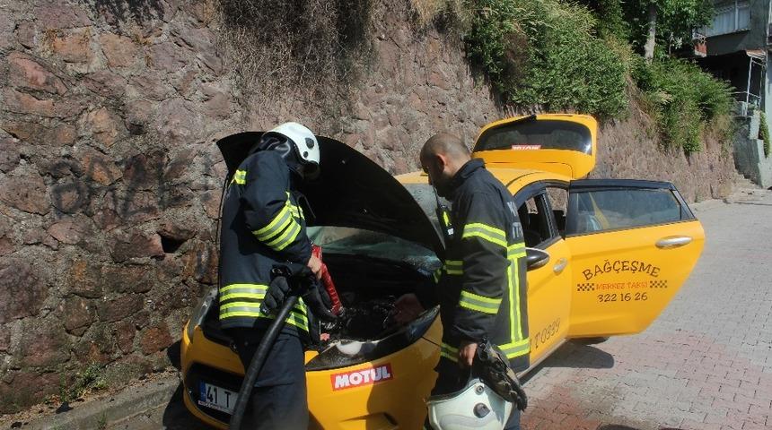 Seyir halindeyken motor kısmı tutuşan taksi paniğe neden oldu