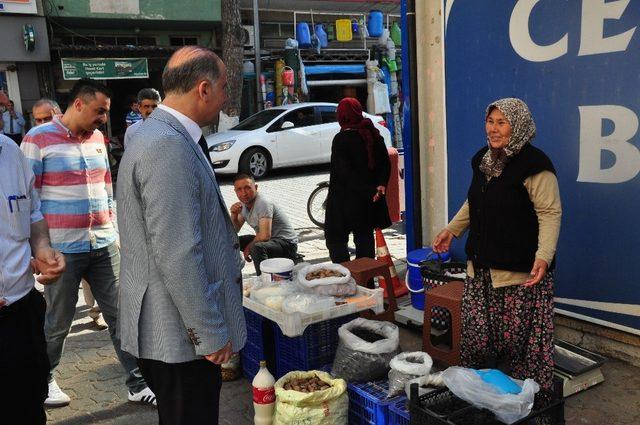 Başkan Kaya, Fevzipaşa Caddesine  taşınan köylü pazarını gezdi