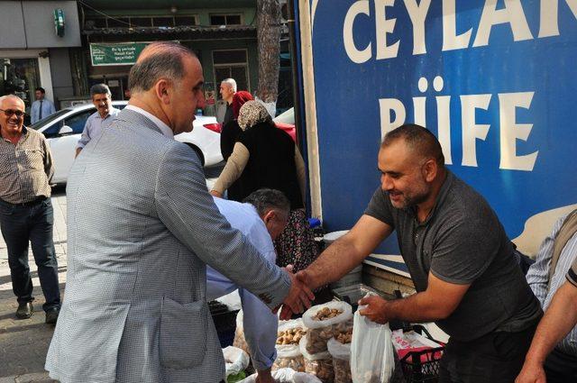 Başkan Kaya, Fevzipaşa Caddesine  taşınan köylü pazarını gezdi