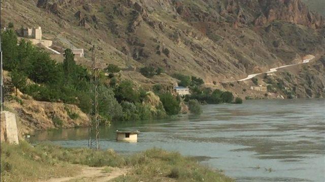 Baraj kapağı açıldı, bir araç, 1 tesis ve yollar su altında kaldı