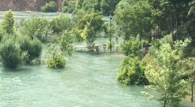 Baraj kapağı açıldı, bir araç, 1 tesis ve yollar su altında kaldı