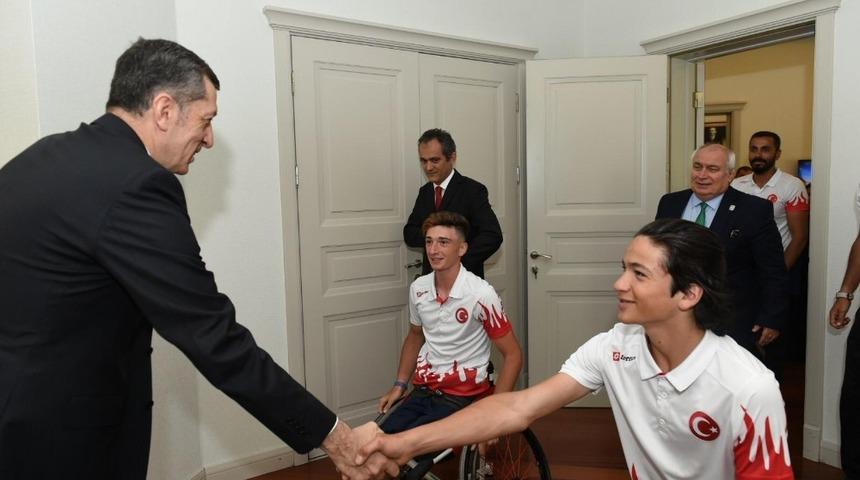 Milli Eğitim Bakanı Ziya Sel&ccedil;uk, gen&ccedil; tenis&ccedil;ileri kabul etti