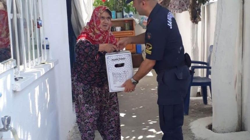 Jandarmadan ihtiya&ccedil; sahibi ailelere gıda desteği