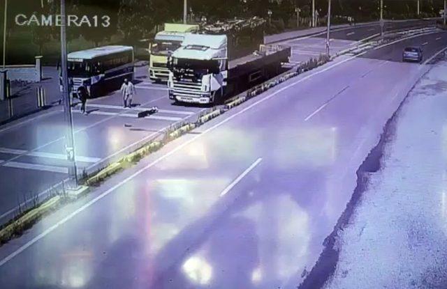 Yolcu otob&uuml;s&uuml;nden inip karşıya ge&ccedil;meye &ccedil;alışan kıza tır &ccedil;arptı 1