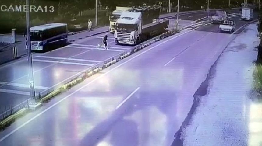 Yolcu otob&uuml;s&uuml;nden inip karşıya ge&ccedil;meye &ccedil;alışan kıza tır &ccedil;arptı