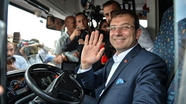 Ekrem İmamoğlu Tuzla'da özel halk otobüsü şoförleriyle bir araya geldi