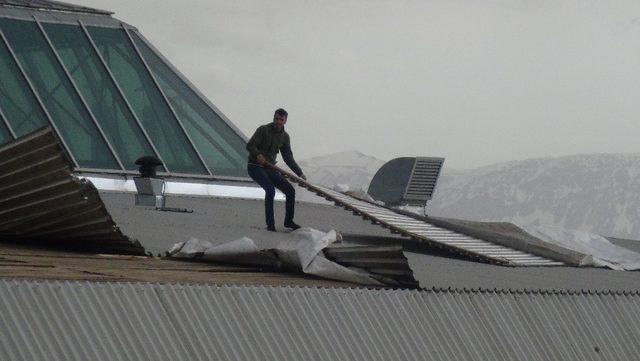 Erzincan’da fırtına çatıları uçurdu