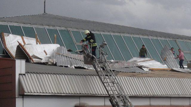 Erzincan’da fırtına çatıları uçurdu