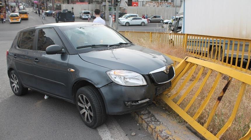 Kontrolden çıkan otomobil korkuluklara çarptı: 1 yaralı