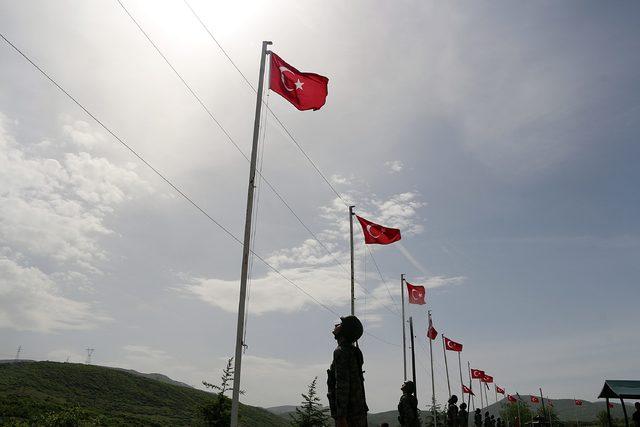 Bingöl'de PKK'lıların şehit ettiği 33 er anıldı