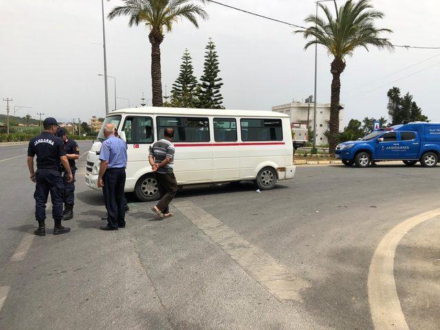 Kırmızı ışıkta bekleyen servis minibüsü sürücüsüne silahlı saldırı