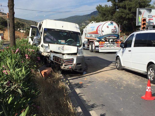 Öğrenci servisi, trafik ışığı ve tabelaya çarpıp refüje çıktı: 7 yaralı