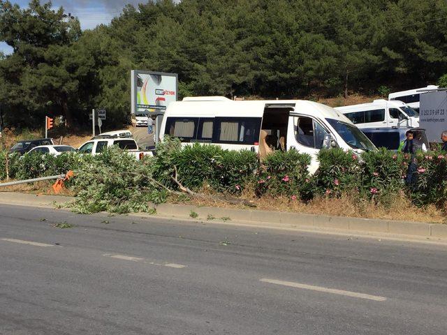 Öğrenci servisi, trafik ışığı ve tabelaya çarpıp refüje çıktı: 7 yaralı