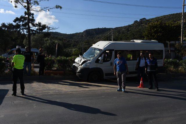 Öğrenci servisi, trafik ışığı ve tabelaya çarpıp refüje çıktı: 7 yaralı