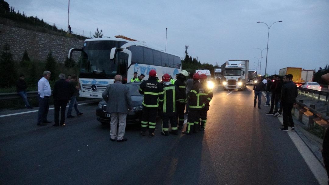 TEM'de yola g&uuml;bre d&ouml;k&uuml;ld&uuml;, 6 ara&ccedil; &ccedil;arpıştı: 1 &ouml;l&uuml;, 2 yaralı
