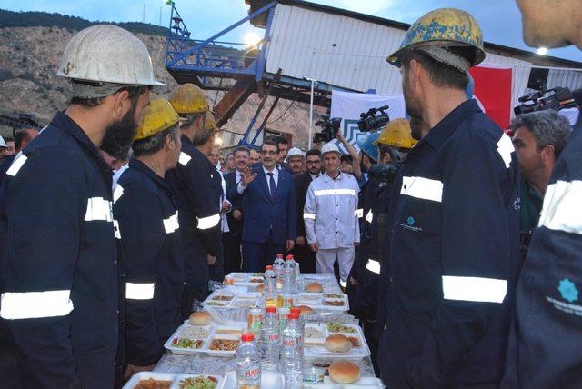 Bakan Dönmez, madencilerle iftar yaptı (2)