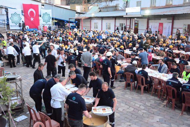 Bakan Dönmez, madencilerle iftar yaptı (2)