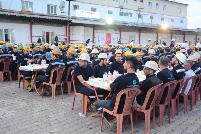 Bakan Dönmez, madencilerle iftar yaptı (2)