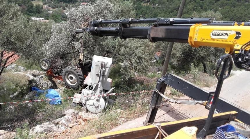 U&ccedil;uruma yuvarlanan trakt&ouml;r&uuml;n s&uuml;r&uuml;c&uuml;s&uuml; hayatını kaybetti.