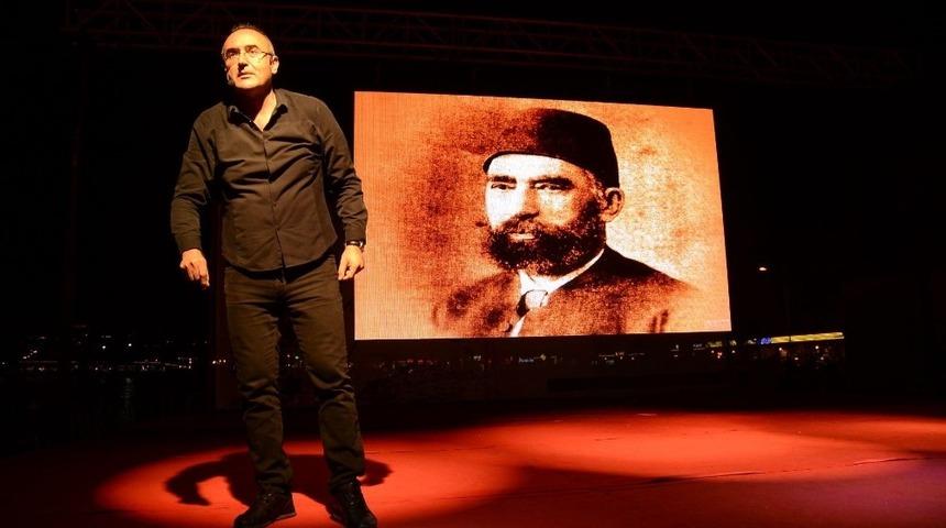 Sunay Akın, Kuşadası&rsquo;nda hayranlarıyla buluştu