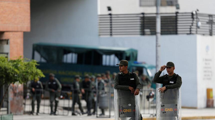  Venezuela'da mahkumlar ve polis &ccedil;atıştı: 23 &ouml;l&uuml;