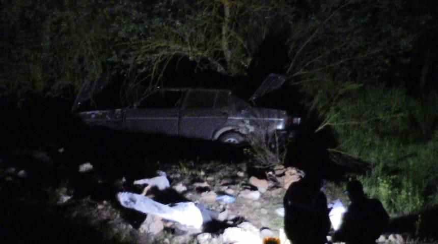 Otomobil uçuruma yuvarlandı: 1 ölü 1 yaralı