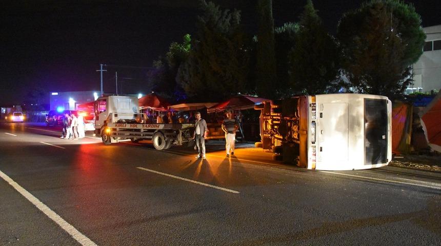 İzmir'de işçi servisi devrildi: 7 yaralı
