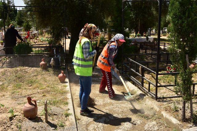 Nazilli Belediyesinden mezarlıklarda bayram temizliği