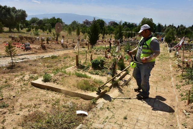 Nazilli Belediyesinden mezarlıklarda bayram temizliği