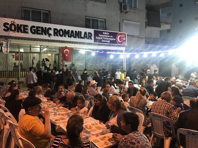 Romanlar birlikte iftar yaptı