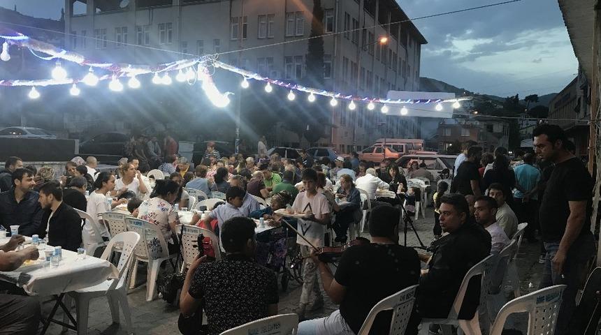 Romanlar birlikte iftar yaptı