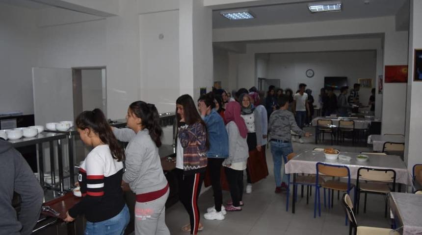 Aslanapa protokol&uuml;, Anadolu Lisesi &ouml;ğrencileriyle iftar yemeğinde buluştu