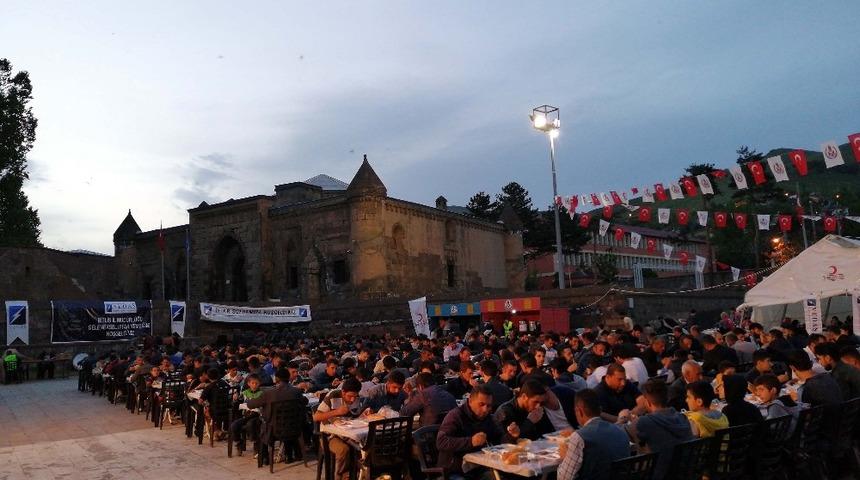 VEDAŞ, vatandaşlarla iftarda buluştu