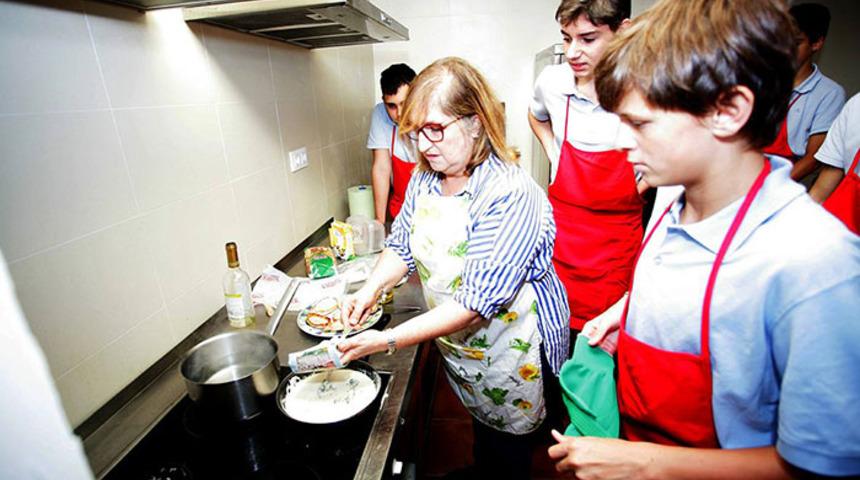 Bu okulda erkek &ouml;ğrencilere &ouml;yle bir şey yapılıyor ki duyan şaşıp kalıyor! 