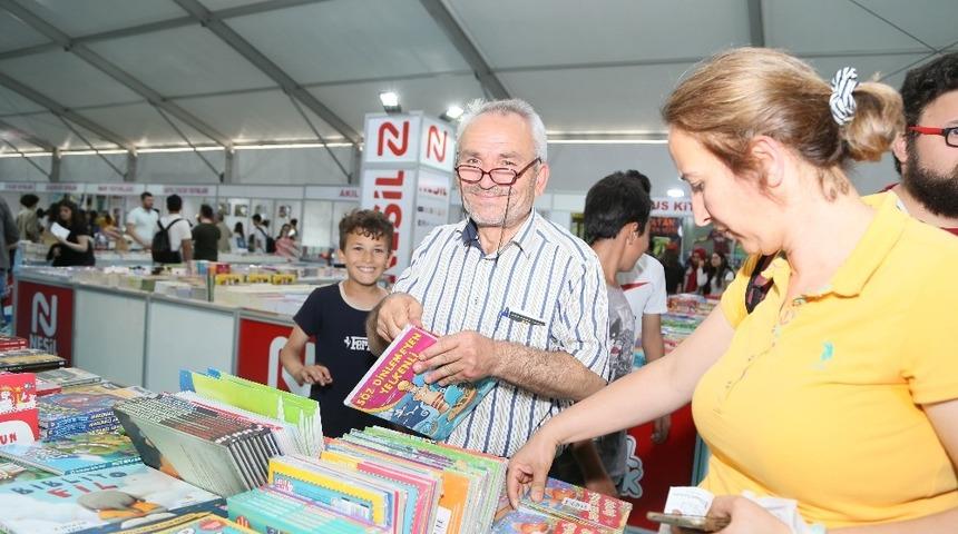 Başkan Atay, 2. Aydın Kitap Fuarı&rsquo;nda kitapseverlerle buluştu